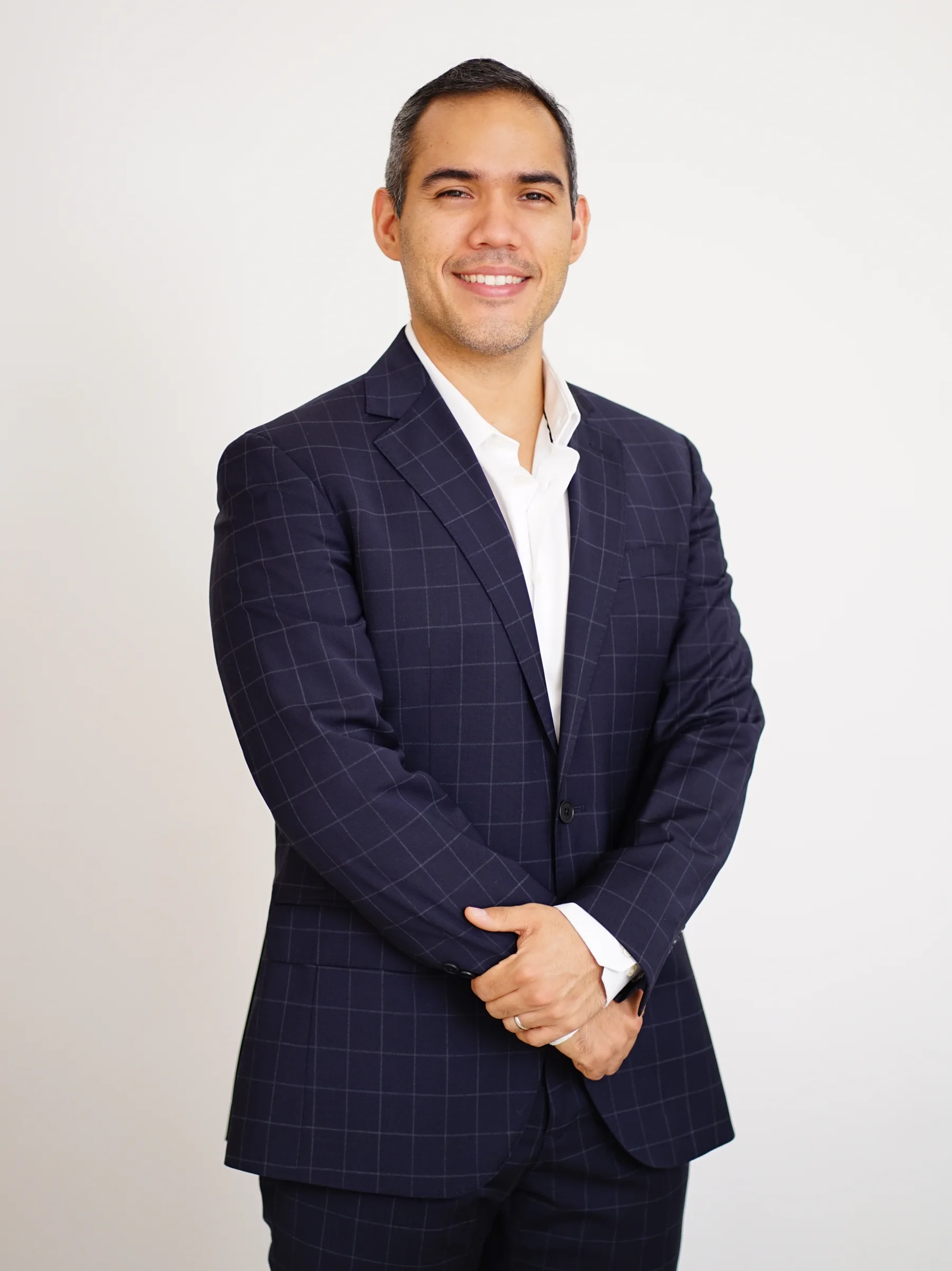 Dr. Eliseo Mares con traje azul marino